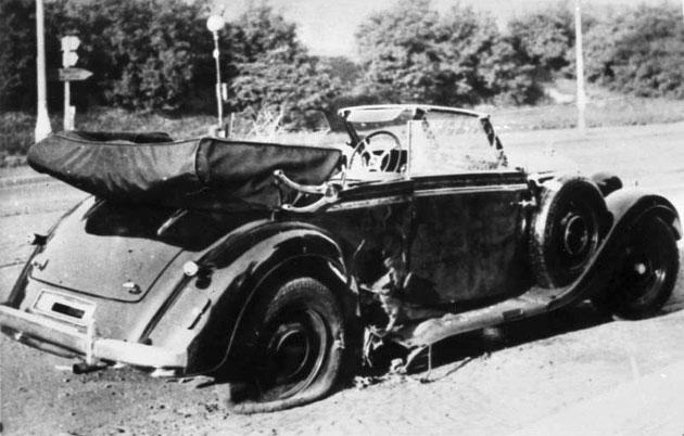 Automobil Mercedes po atentátu na říšského protektora Reinharda Heydricha v roce 1942, v severovýchodní části Prahy (Vychovatelna) (FOTO: Wikimedia Commons, Deutsches Bundesarchiv, Bild 146-1972-039-44 | CC0 1.0,)