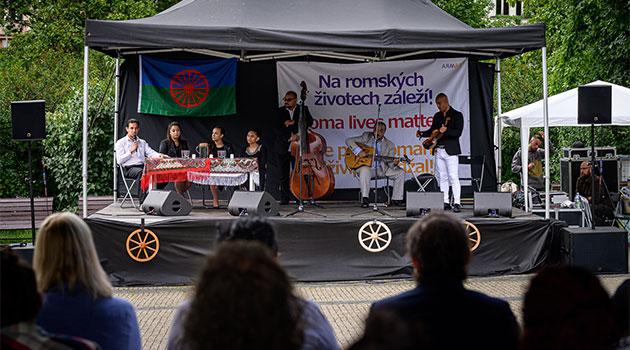 Na pražském Náměstí Míru se v pondělí 2. 8. 2021 konala připomínka obětí romského holocaustu (FOTO: Petr Zewlakk Vrabec)