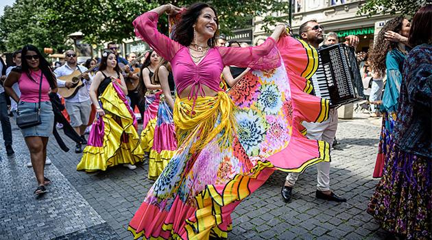 Defilé účinkujících na Světovém romském festivalu Khamoro centrem Prahy 2022 (FOTO: Petr Zewlakk Vrabec)