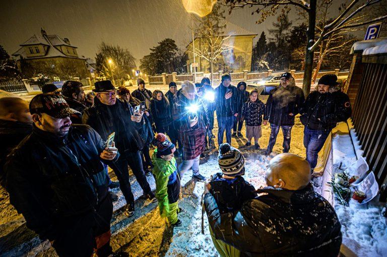 Přibližně dvacítka především Romů se sešla 16. 12. 2022 před Velvyslanectví Řecké republiky, aby zde uctili památku šestnáctiletého Roma Kostase Fragoulise. (FOTO: Petr Zewlakk Vrabec)