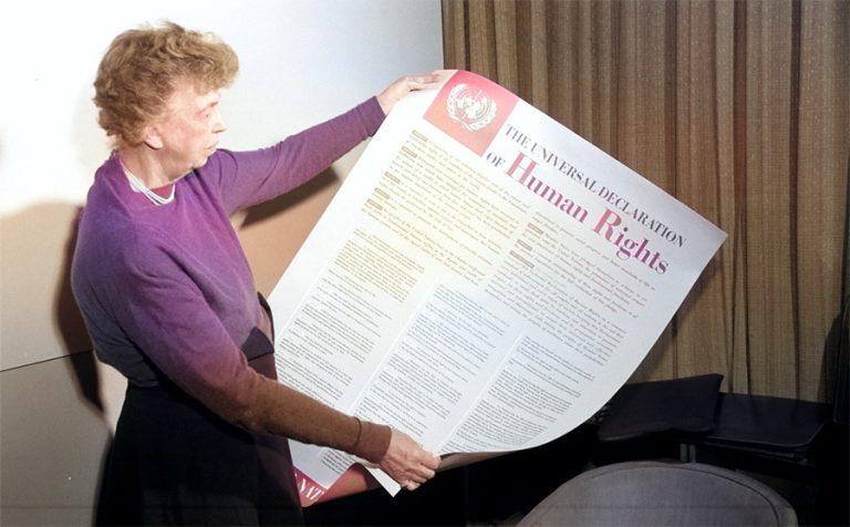 Eleanor Rooseveltová, jenž předsedala výboru OSN, který navrhl a 10. prosince 1948 schválil Všeobecnou deklaraci lidských práv