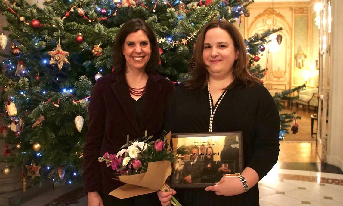 Chargé d’affaires Christy Agor and awardee Magda Faltová - 14 December 2022 (PHOTO: Embassy of the United States of America in Prague)