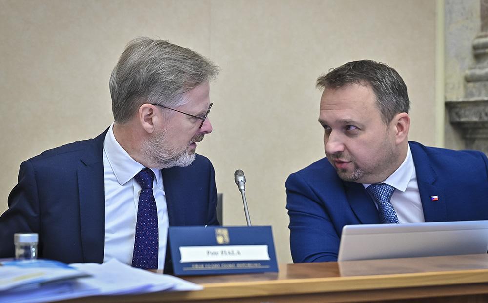 Premiér Petr Fiala hovoří s Marianem Jurečkou před začátkem schůze, 21. prosince 2022. (FOTO: Úřad vlády ČR)