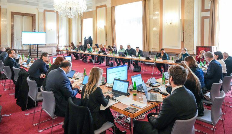 Zasedání Rady vlády pro záležitosti romské menšiny 1. 12. 2022 (FOTO: Facebook Kláry Laurenčíkové, vládní zmocněnkyně pro lidská práva)