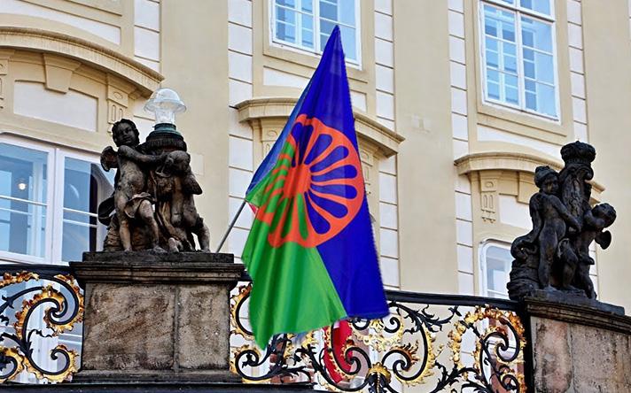 The Romani flag at Prague Castle? Only possible by computer, for now. (Collage: Romea.cz)