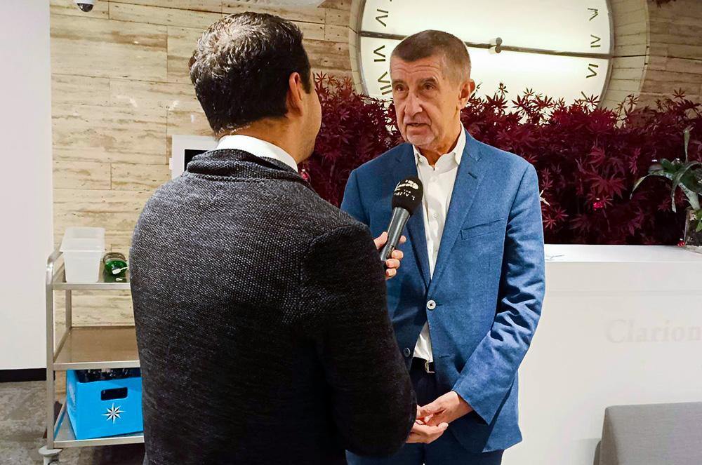 Andrej Babiš s Richardem Samkem během rozhovoru pro ROMEA TV (FOTO: Tereza Heková)