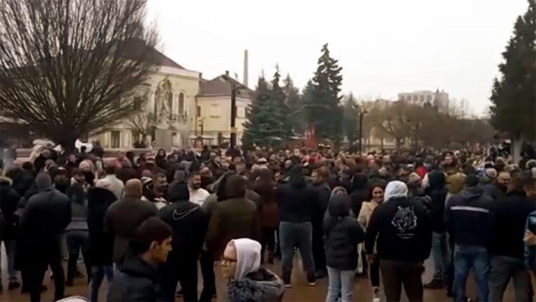Stovky Romů vypískaly 8. 1. 2023 Mariána Kotlebu na náměstí ve slovenských Michalovcích (FOTO: Repro video TV Markíza)