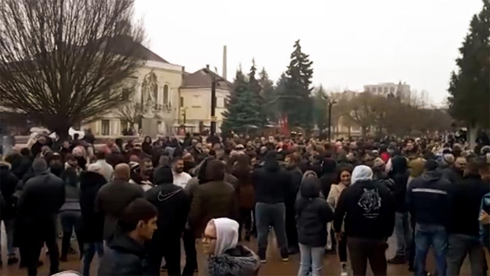 Stovky Romů vypískaly 8. 1. 2023 Mariána Kotlebu na náměstí ve slovenských Michalovcích (FOTO: Repro video TV Markíza)