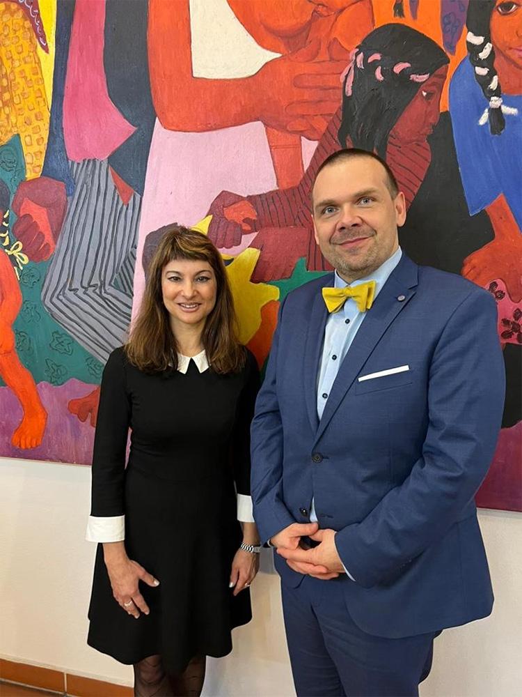 Ministr kultury Martin Baxa navštívil v pondělí 16. 1. 2023 Muzeum romské kultury. Na fotografii s ředitelkou muzea Janou Horváthovou (FOTO: Ministerstvo kultury)