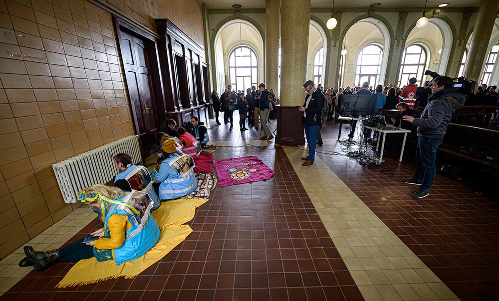 Dobrovolníci z Iniciativy Hlavák protestují proti diskriminaci romských uprchlíků z Ukrajiny během děkování pražských politiků dobrovolníkům za pomoc uprchlíkům z Ukrajiny (FOTO: Petr Zewlakk Vrabec)