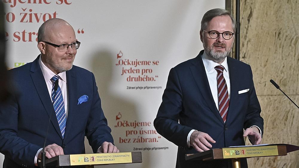 Czech PM Petr Fiala and Health Minister Vlastimil Válek (FOTO: www.vlada.cz)