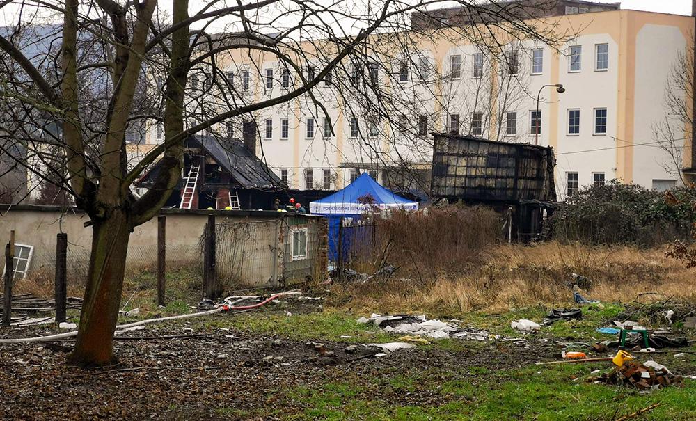 V sobotu 18. 2. 2023 došlo v zahradní kolonii ve čtvrti Předlice v Ústí nad Labem k požáru. V domku byli nalezeni čtyři mrtví lidé. (FOTO: Miroslav Brož)