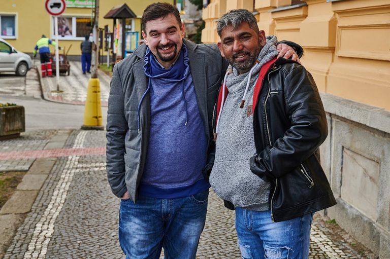 Romani actor Zdeněk Godla (right) and director/screenwriter Tomáš Magnusek (left) during the making of "Bastards IV: Reparation". (PHOTO: www.tomasmagnusek.cz)