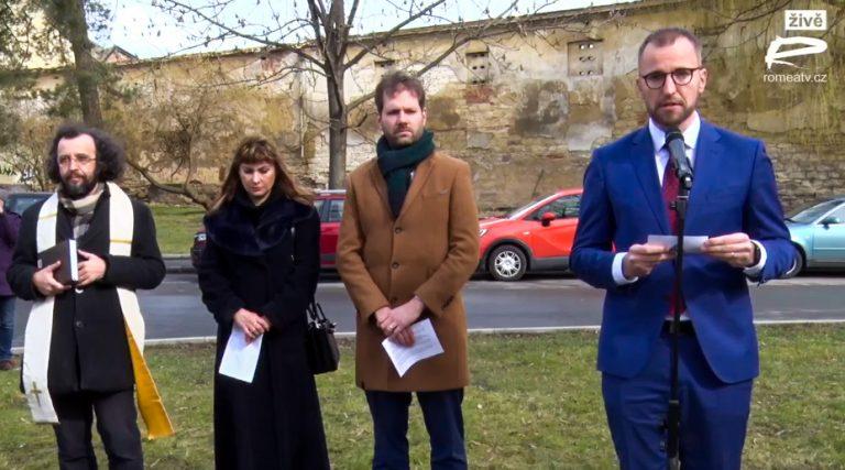 V pátek 10. března se v Praze 6 uskutečnil pietní akt na počest Romů a Sintů, kteří byli zavražděni nacisty během druhé světové války. (FOTO: ROMEA TV)