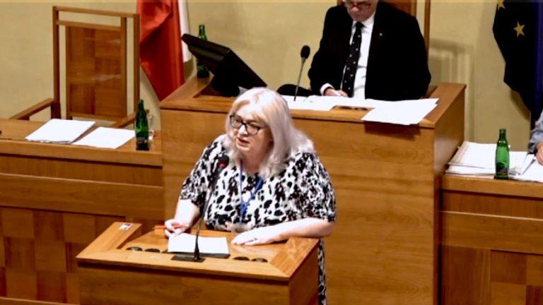 Senátorka Jana Zwyrtek Hamplová 30. 3. 2023 během vystoupení v Senátu (FOTO: repro video Senát PČR)