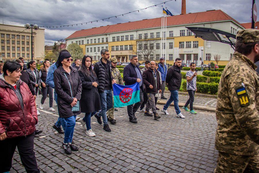 V Užhorodě se 17. 4. 2023 rozloučili s 46letým vojákem, důstojníkem, Andrijem Salkem, který se stejně jako další Romové postavili na obranu Ukrajiny před ruskou okupací. (FOTO: Facebook Myroslava Horvata)