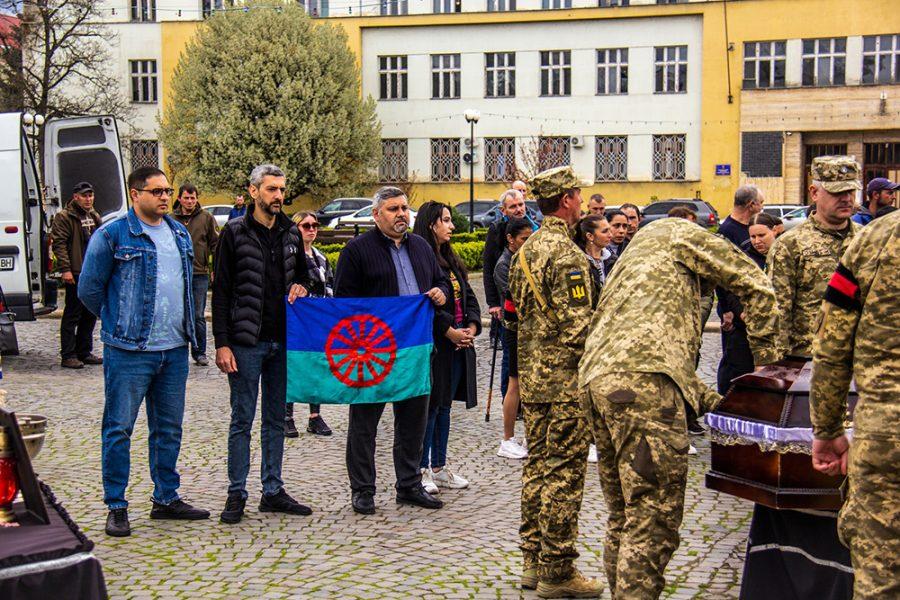 V Užhorodě se 17. 4. 2023 rozloučili s 46letým vojákem, důstojníkem, Andrijem Salkem, který se stejně jako další Romové postavili na obranu Ukrajiny před ruskou okupací. (FOTO: Facebook Myroslava Horvata)