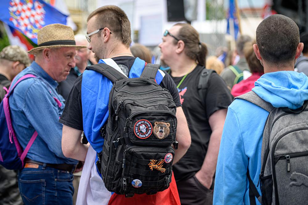 Jakub Jašek s batohem, kde měl nášivku ruské teroristické Wagnerovy skupiny (FOTO: Petr Zewlakk Vrabec)