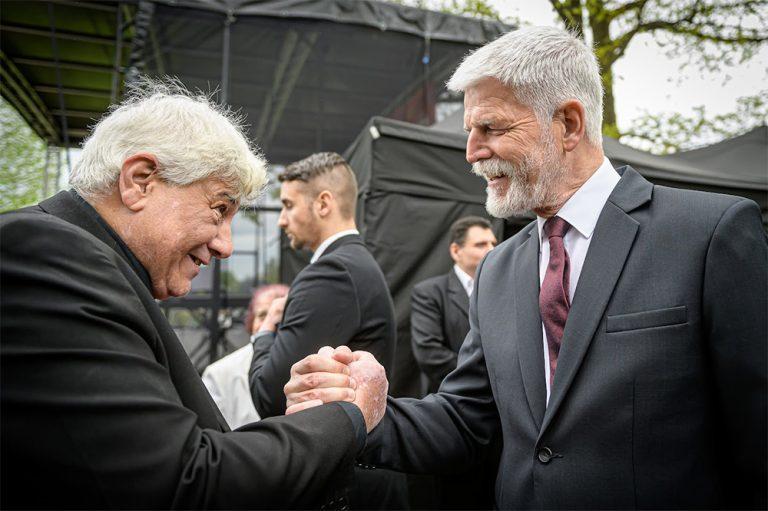 Prezident Petr Pavel a romský aktivista Jožka Miker 14. 5. 2023 v Letech u Písku (FOTO: Petr Zewlakk Vrabec)