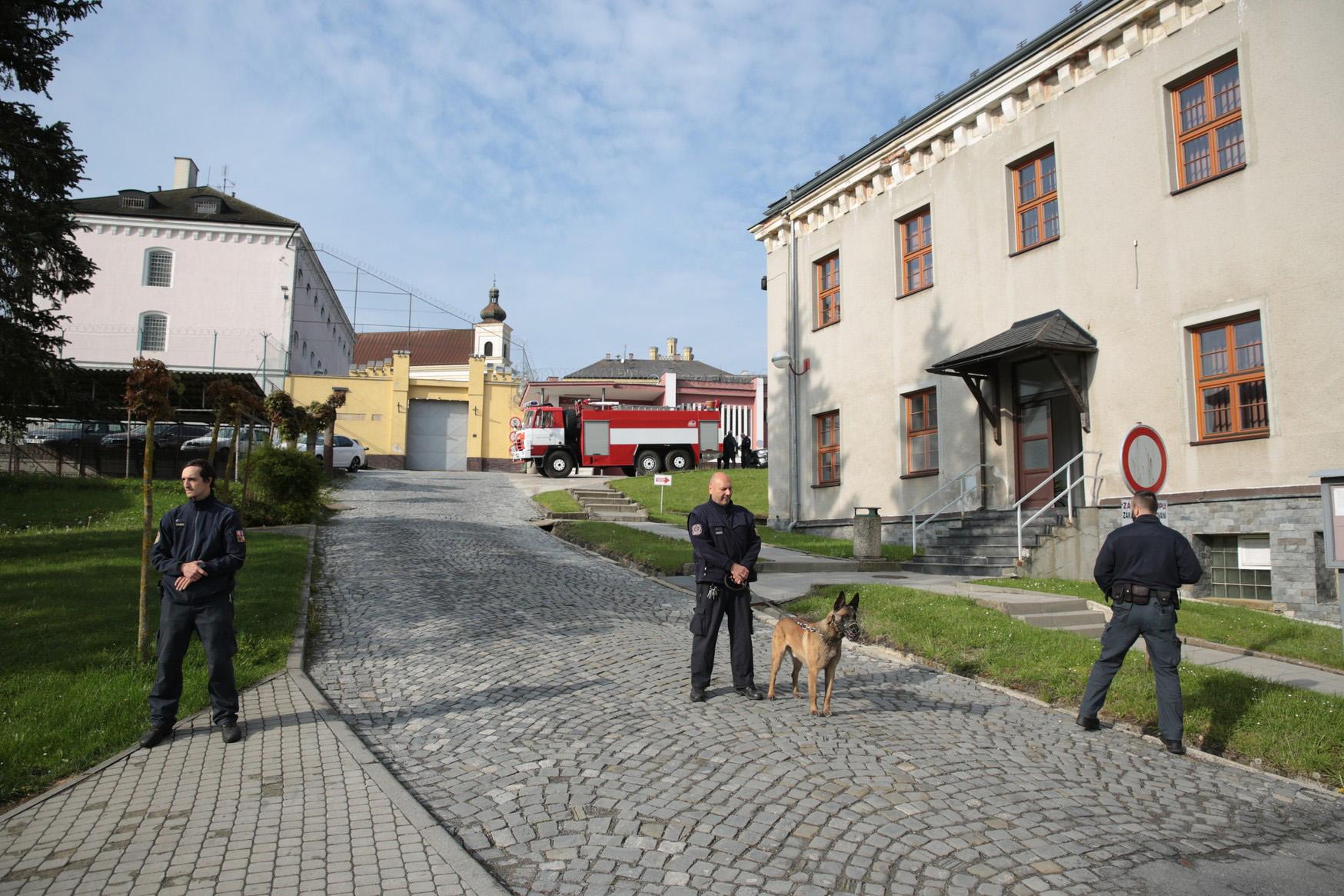 Z věznice v Mírově na Šumpersku vyšli 16. 5. 2023 na svobodu Václav Cojocaru a Ivo Müller, kteří si odpykávali dvacetiletý trest za žhářský útok na domek Romů ve Vítkově z roku 2009. (FOTO: ČTK)