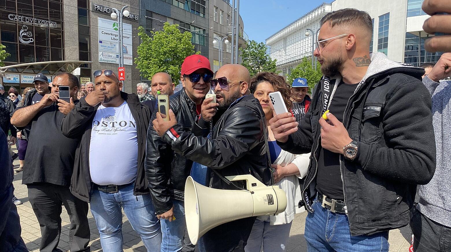 Členové a příznivci romské politické strany Roma Luma protestovali 24. 5. 2023 proti demonstraci SPD Tomia Okamury v Liberci (FOTO: Jan Pešek, MF DNES)