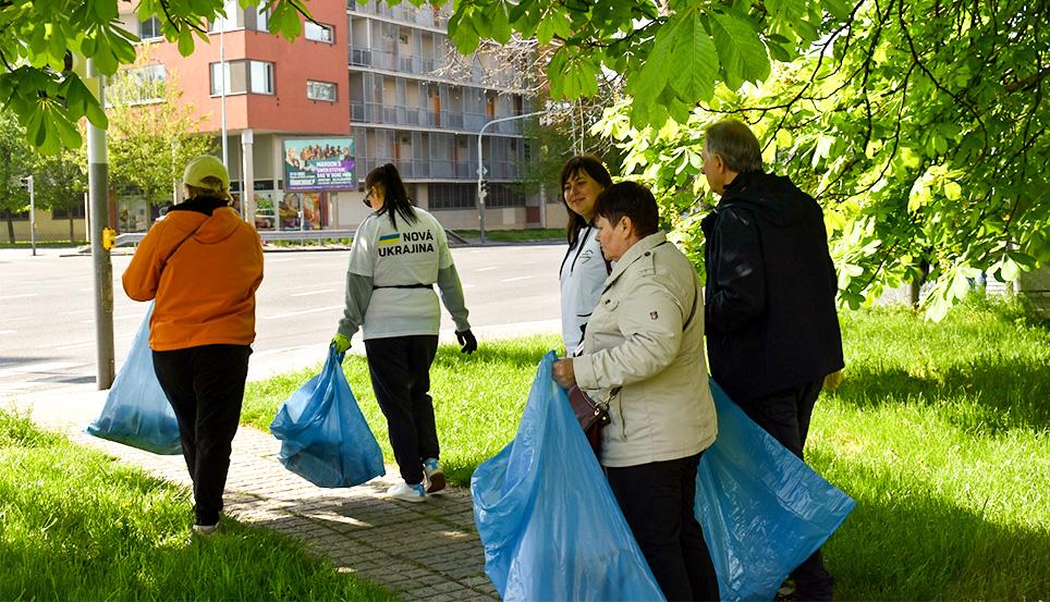 On 4 May 2023, temporarily protected Ukrainian citizens organized a volunteer trash pickup in the streets of the Prague 4 Municipal Department. (PHOTO: Žijeme na čtyřce společně [We Live in Prague 4 Together] )