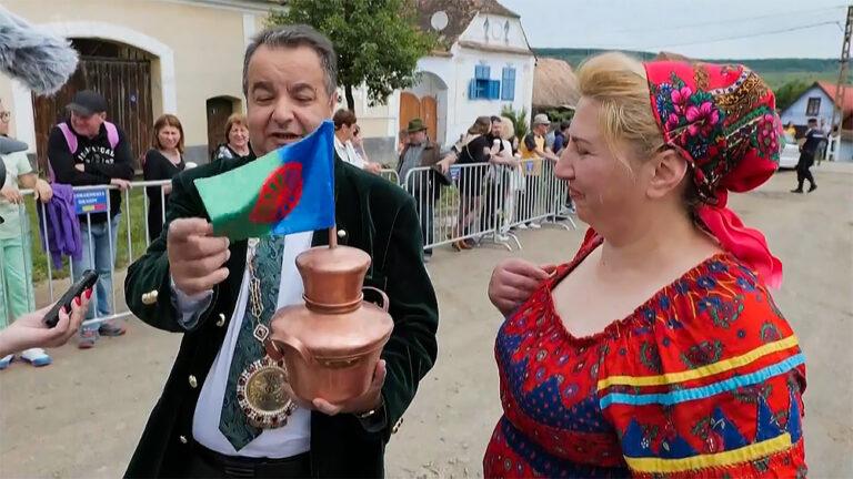 Dorin Cioabă přinesl britskému králi Karlu III měděný kotlík s romskou vlajkou (FOTO: repro video www.digi24.ro)