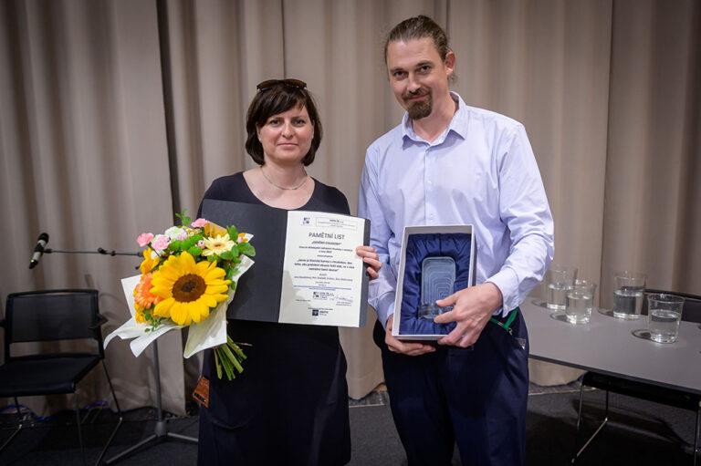 Jana Baudyšová a Petr Vrabec s mediální cenou Ozvěny chudoby, 21. 6. 2023 (FOTO: František Bikár)