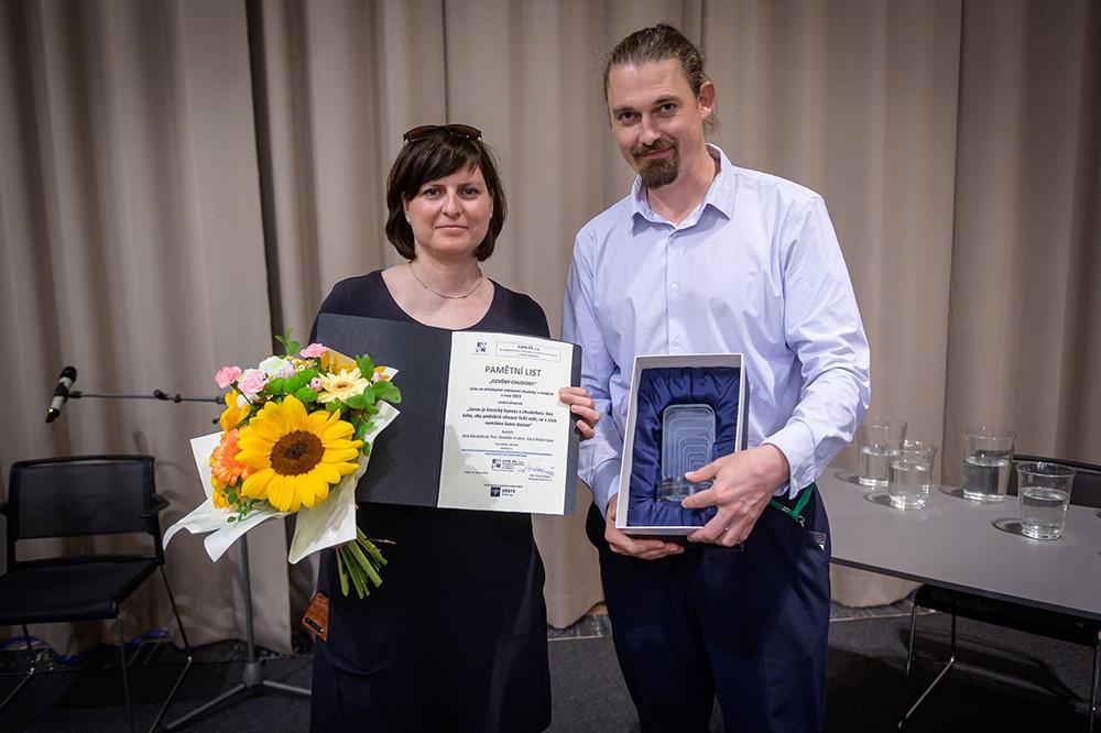 Jana Baudyšová (left) and Petr Vrabec (right), recipients of the Echoes of Poverty (Ozvěny chudoby) media award in the Czech Republic, 21 June 2023. (PHOTO: František Bikár)