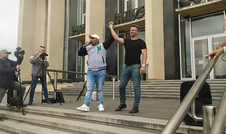 David Mezei a Jakub Netík na protiukrajinské demonstraci v Brně, 24. 6. 2023 (FOTO: Oldřich Duchoň, Raptor TV)