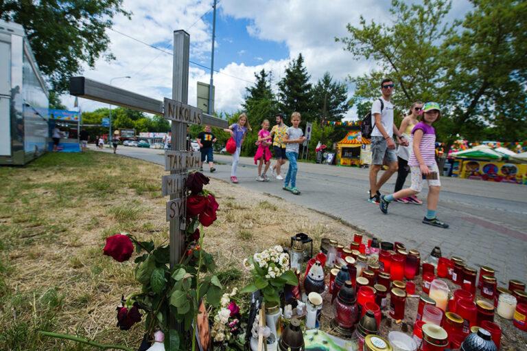 Pietní místo v Brně, kde byl smrtelně zraněn mladý Rom. 15. 6. 2023. (FOTO: ČTK)