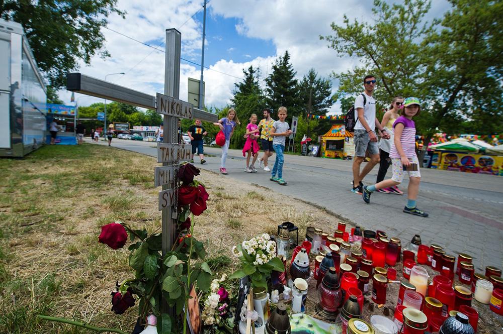 Pietní místo v Brně, kde byl smrtelně zraněn mladý Rom, 15. 6. 2023. (FOTO: Uhlíř Patrik, ČTK)