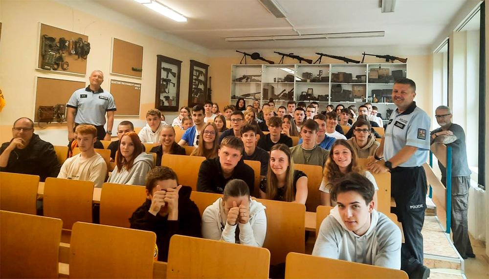 Preventivní beseda s názvem „Dny proti rasismu“ se studenty Střední školy diplomacie a veřejné správy v Mostě, červen 2023 (FOTO: Policie ČR)