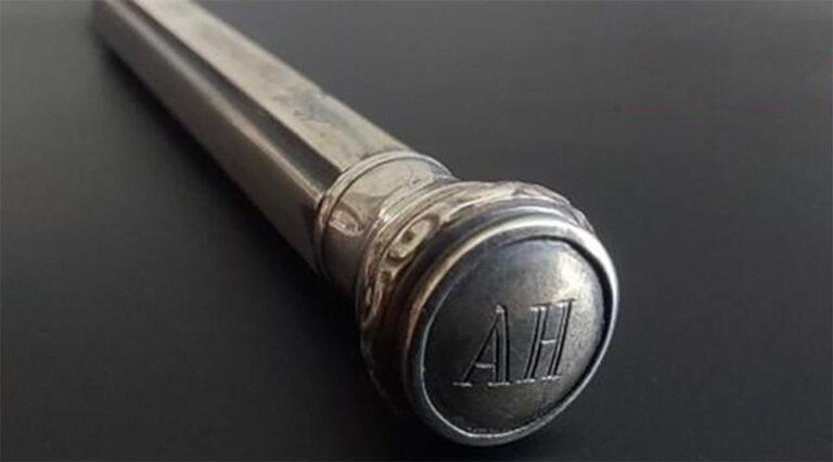Postříbřená tužka, kterou údajně darovala Adolfu Hitlerovi jeho dlouholetá partnerka Eva Braunová (FOTO: Bloomfield Auctions)