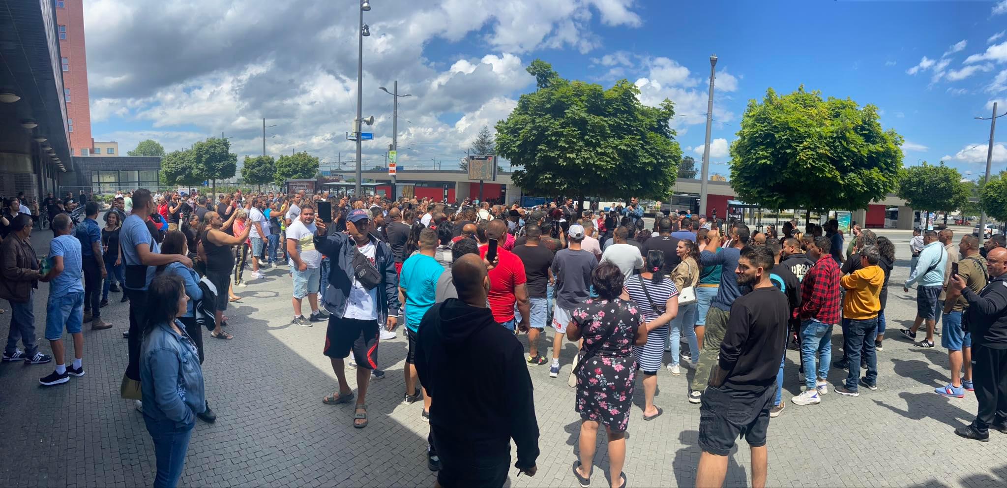 Desítky Romů se sešly 2. 7. 2023 na protestním shromáždění v Pardubicích (FOTO: Richard Samko)