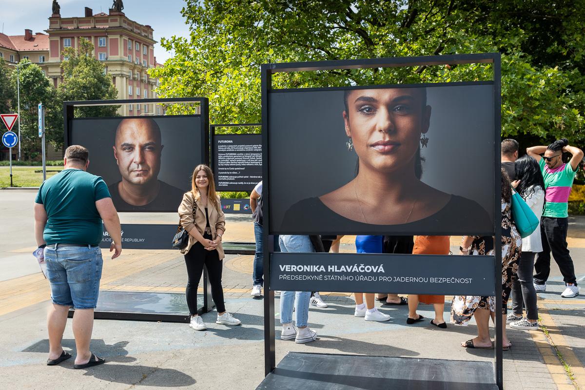 FUTUROMA, výstava velkoformátových portrétových fotografii Romů v rámci festivalu ARA Fest v Ostravě, 7. 7. 2023 (FOTO: Tomáš Polach)