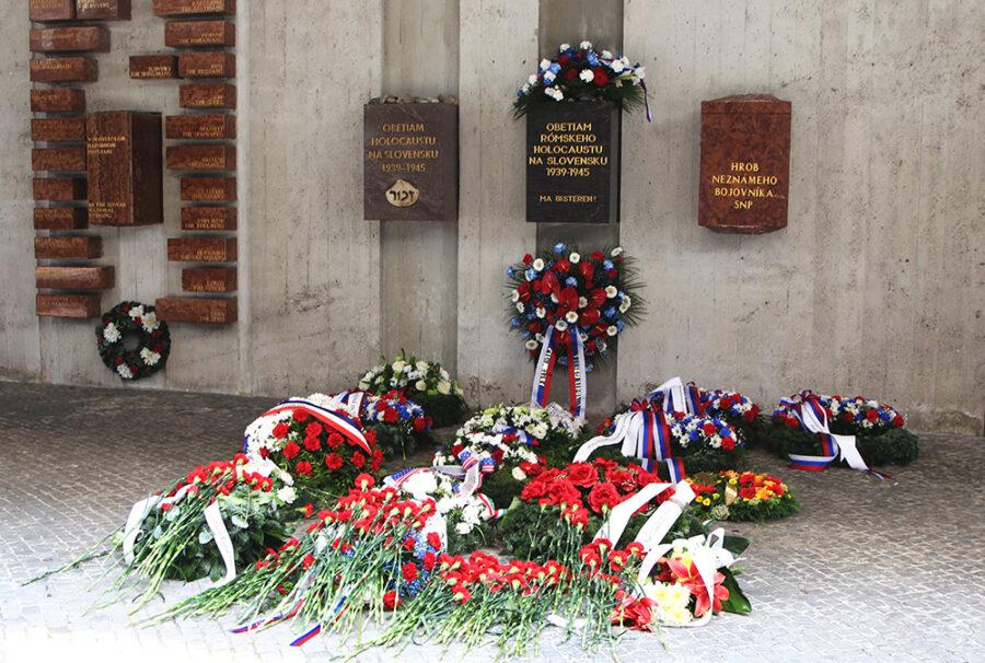 Památník obětem romského holokaustu v Bánské Bystrici (FOTO: Arne Mann)