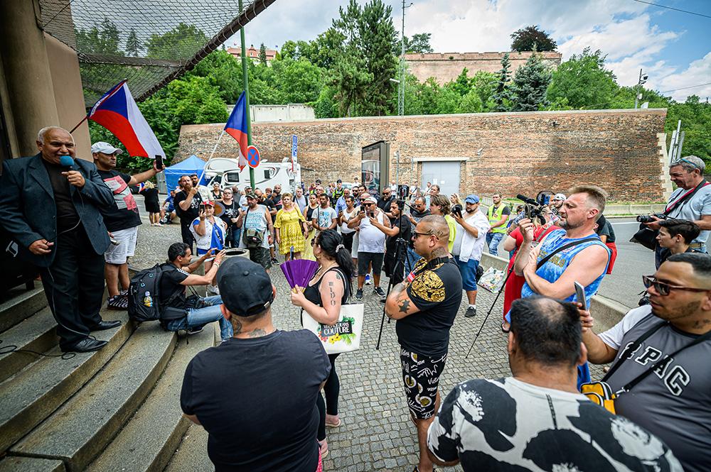 Miroslav Tancoš a David Mezei (na schodech) na demonstraci před Úřadem vlády, 12. 7. 2023 (FOTO: Petr Zewlakk Vrabec)