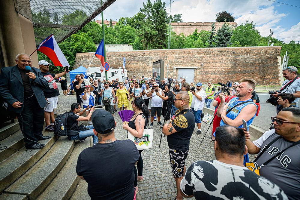 Miroslav Tancoš a David Mezei na demsontraci před Úřadem vlády, 12. 7. 2023 (FOTO: Petr Zewlakk Vrabec)