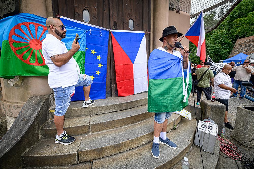 Necelá stovka lidí se sešla 13. 7. 2023 před Úřadem vlády na demonstraci za rovnoprávnost, bezpečnost a proti měření dvojím metrem (FOTO: Petr Zewlakk Vrabec)