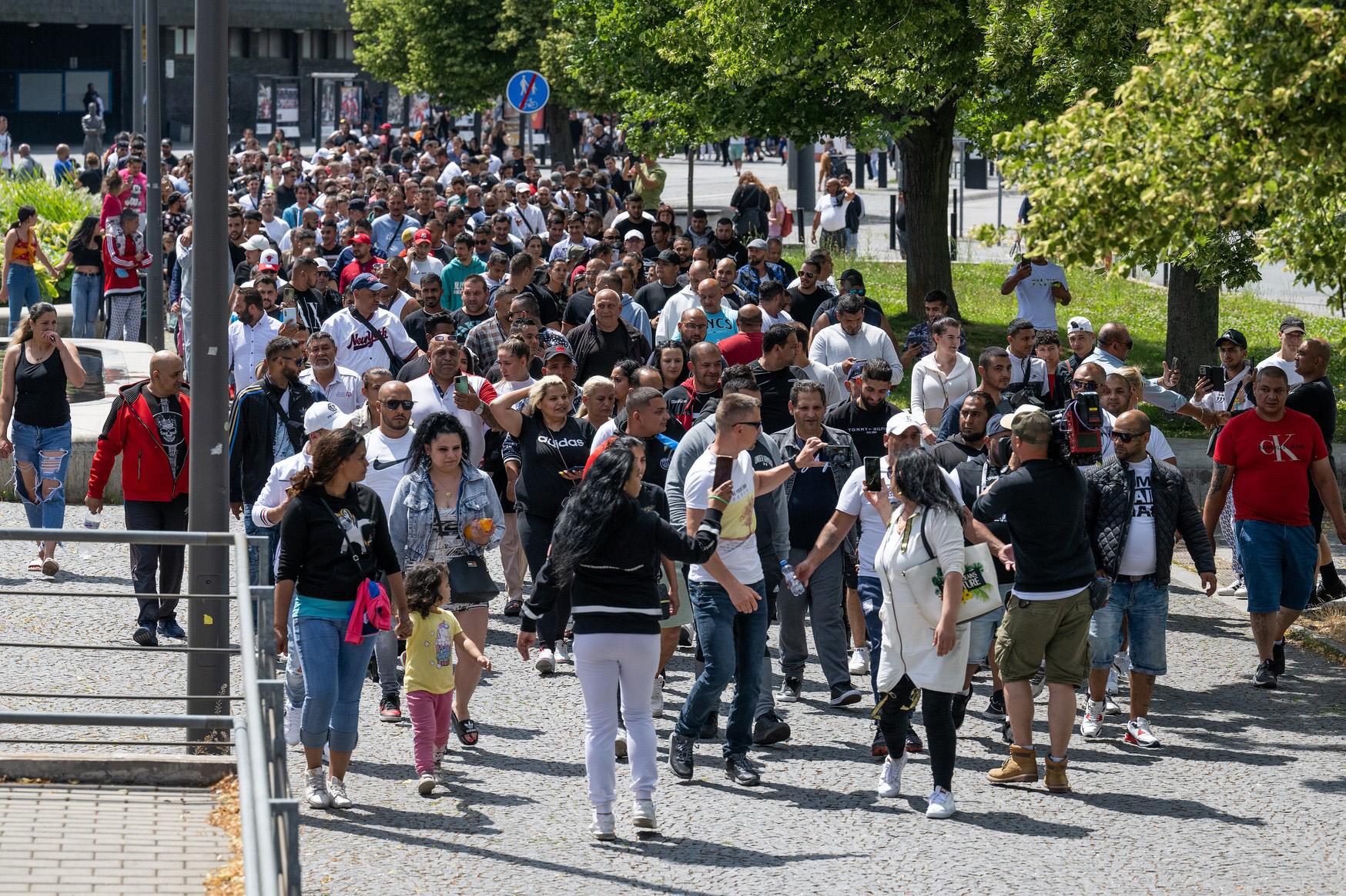 Pochod účastníků protestu, ke kterému se sešly stovky lidí před hlavním nádražím v Pardubicích kvůli konfliktu z předchozího dne, při kterém byl zraněn mladý Rom, 2. 7. 2023. (FOTO: ČTK, David Taneček)