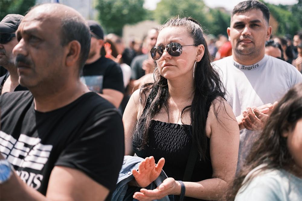 Asi tisícovka lidí, převážně Romů, se sešlo 17. 6. 2023 na neformálním pietním aktu u Janáčkova divadla v Brně (FOTO: Michaela Sošková)