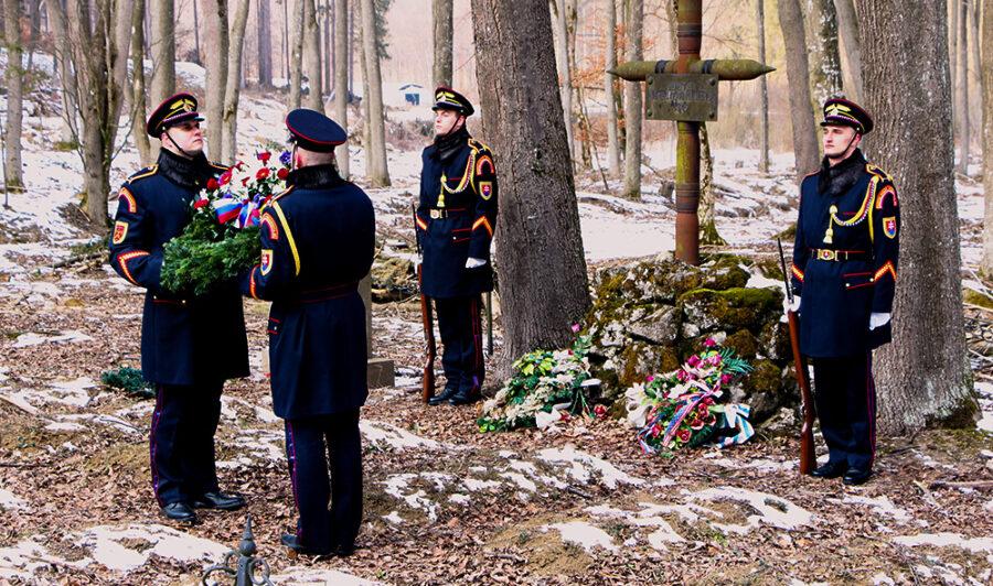 Památník na hřbitově, kde jsou pohřbeny oběti ze zajišťovacího tábora v Dubnici nad Váhom (FOTO: Arne Mann)