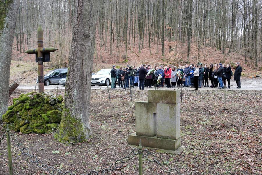 Památník na hřbitově, kde jsou pohřbeny oběti ze zajišťovacího tábora v Dubnici nad Váhom (FOTO: Arne Mann)