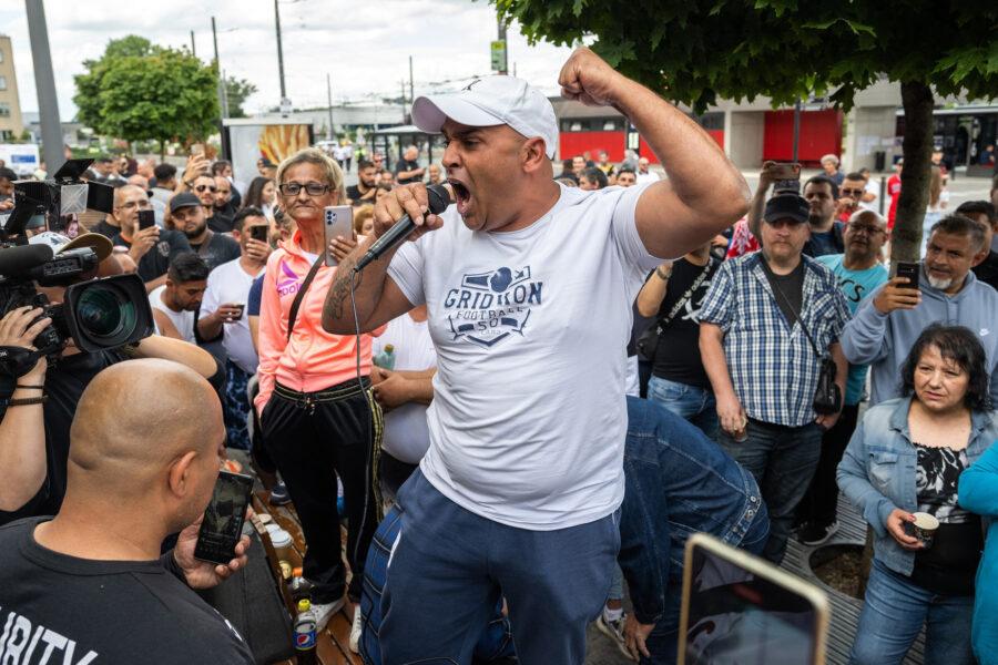 David Mezei během protestu, ke kterému se stovky desítky lidí před hlavním nádražím v Pardubicích kvůli konfliktu z předchozího dne, při kterém byl zraněn mladý Rom, 2. 7. 2023. (FOTO: ČTK, David Taneček)