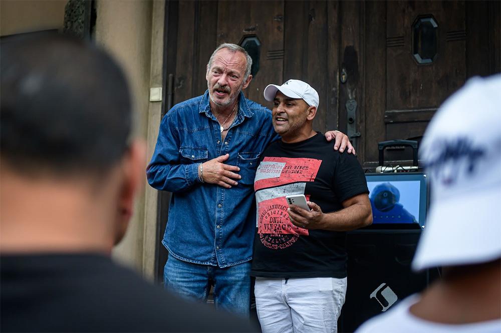 Dezinformátoři v akci. Pavěl Matějka a David Mezei na demonstraci před Úřadem vlády, 12. 7. 2023 (FOTO: Petr Zewlakk Vrabec)
