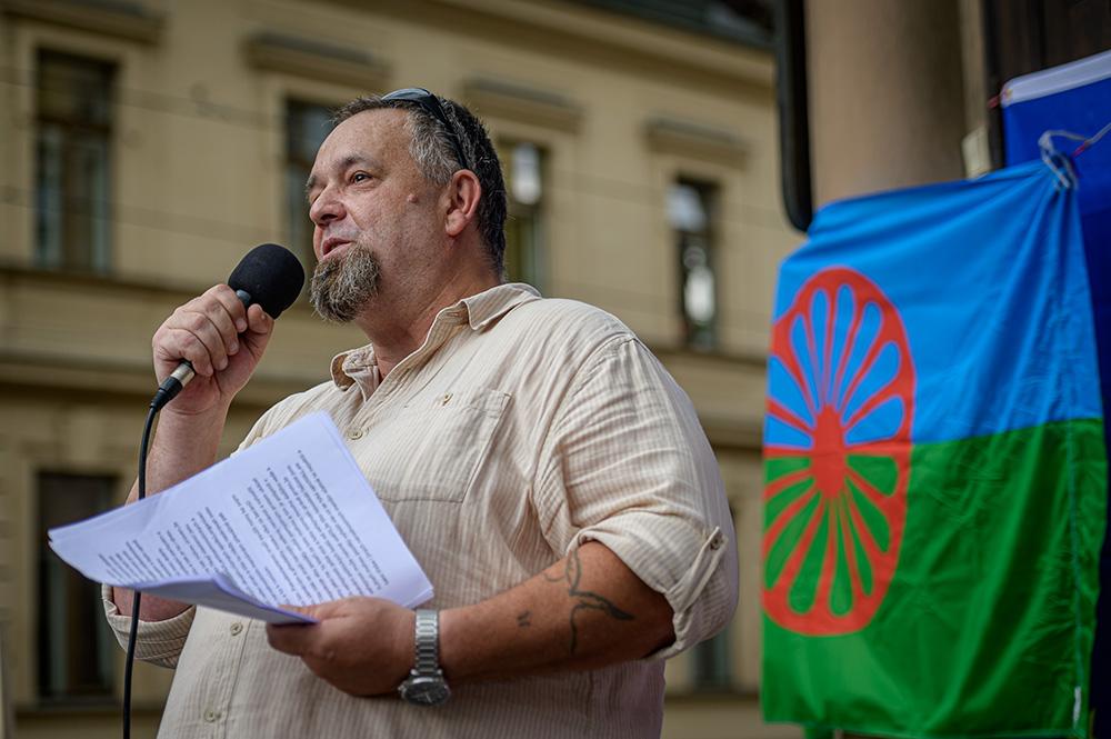 Proromský aktivista Marcel Packert na demonstraci před Úřadem vlády, 13. 7. 2023 (FOTO: Petr Zewlakk Vrabec)