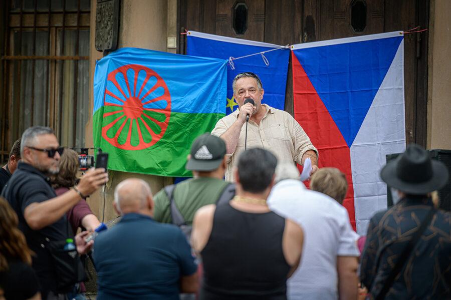 Proromský aktivista Marcel Packert na demonstraci před Úřadem vlády, 13. 7. 2023 (FOTO: Petr Zewlakk Vrabec)