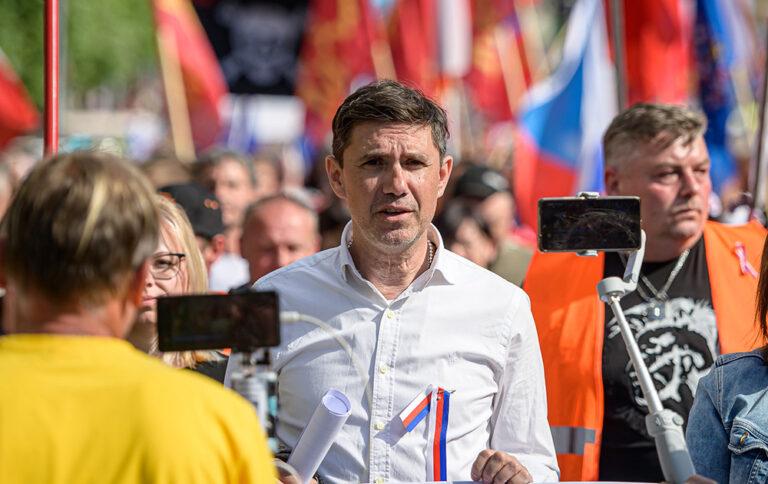 Ladislav Vrabel na protivládní demonstraci 6. května 2023 v Praze. (FOTO: Petr Zewlakk Vrabec)