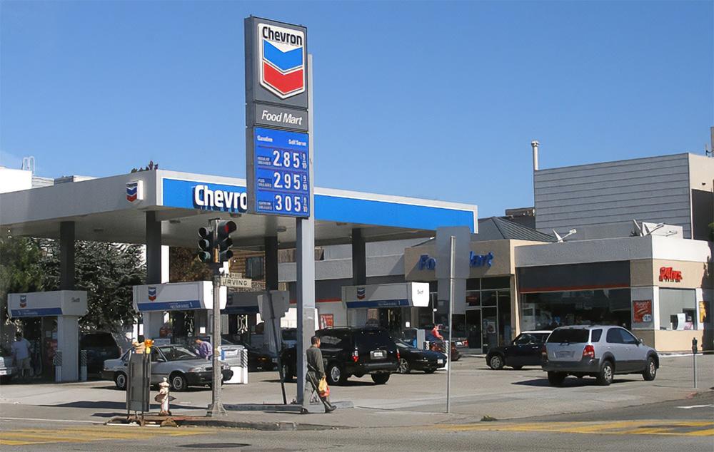 Čerpací stanice společnosti Chevron (Ilustrační FOTO: Wikimedia Commons, Coolcaesar)